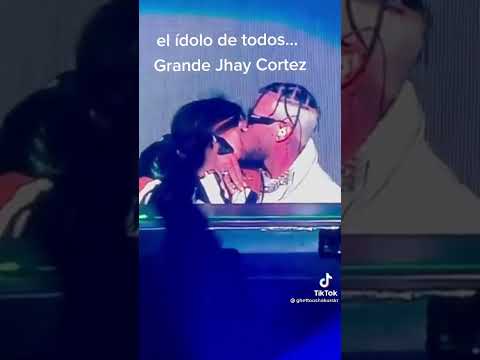 cantante puertorriqueño besa a mia Khalifa en concierto