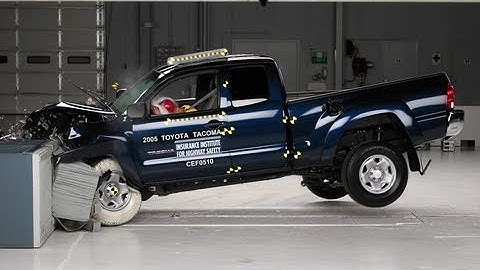 2005 Toyota Tacoma moderate overlap IIHS crash test