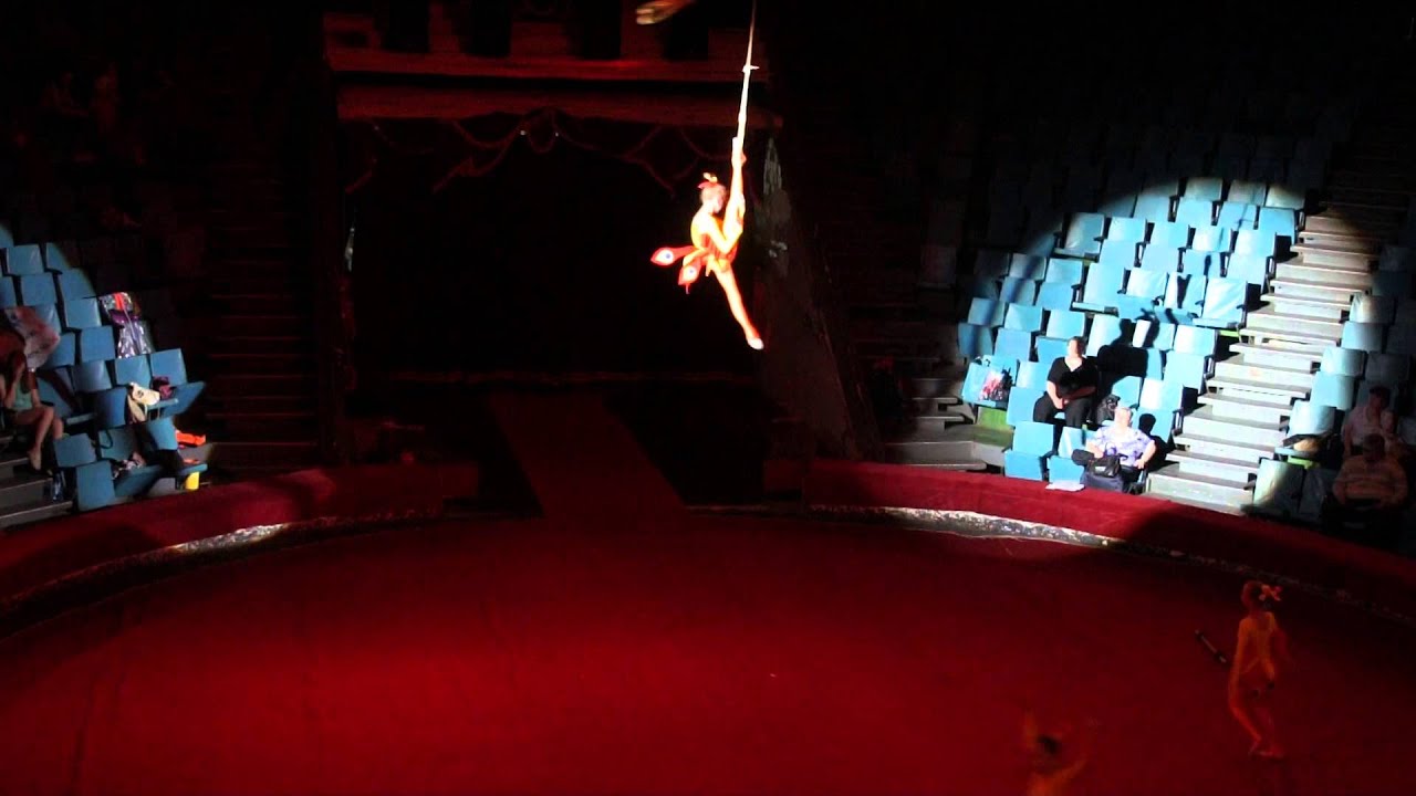 00015 Воздушные гимнасты на трапеции - YouTube