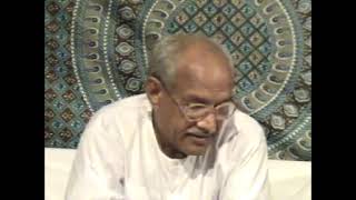धोबी कपड़े को धोने के लिए घाट जाता है। यहां भी ऐसा ही है। VCD-875