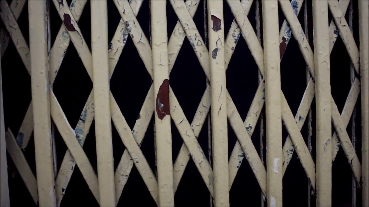 手動ドアの古いエレベーター【富士エレ工業】