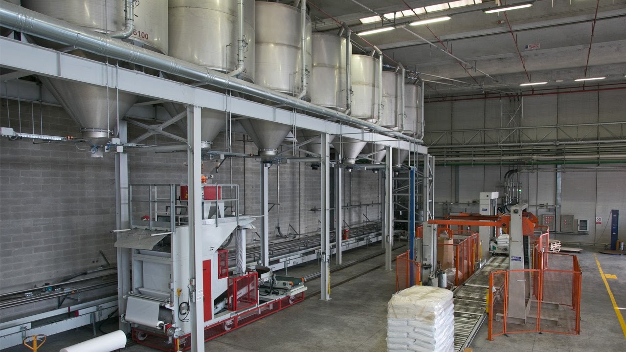 Machines for weighing and bagging plastics in granules, pellets, flakes and powder form