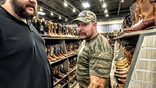 Baptiste Montre Un Magasin De Bottes Texan À Pierre