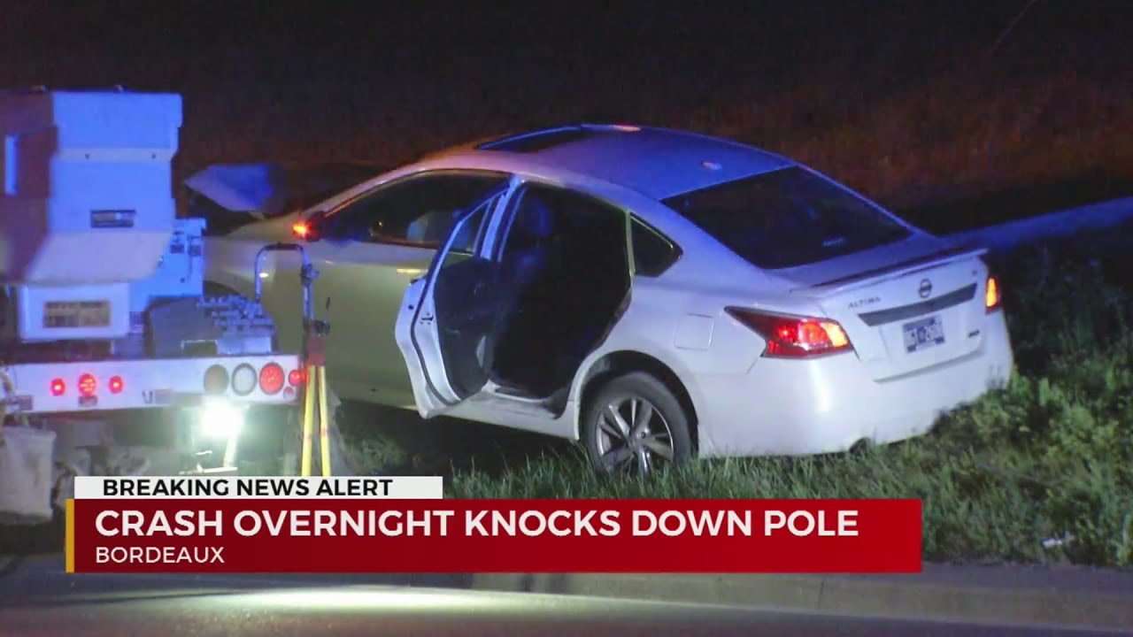 Overnight crash knocks down pole in Bordeaux - YouTube