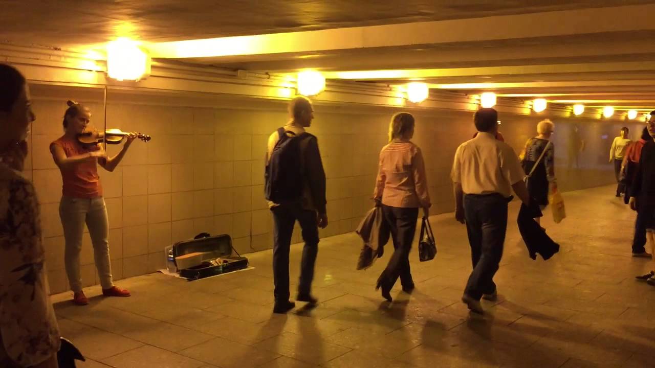 Moscow Metro - young musicians bump into violin player