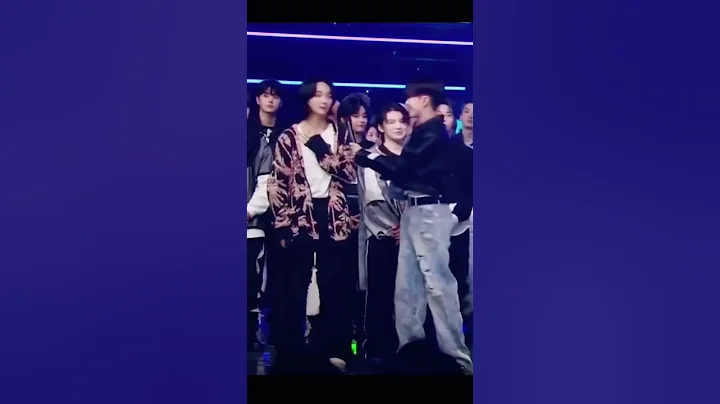 The way Jeonghan avoid the mic 😭 #svt #carats #seventeen #kpop #jeonghan