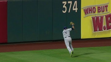 MIL@PHI: Parra races to make fantastic catch in left