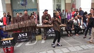 Download Lagu KAU TERCIPTA BUKAN UNTUKKU -- ANGKLUNG SATRIA MALIOBORO YOGYAKARTA MP3