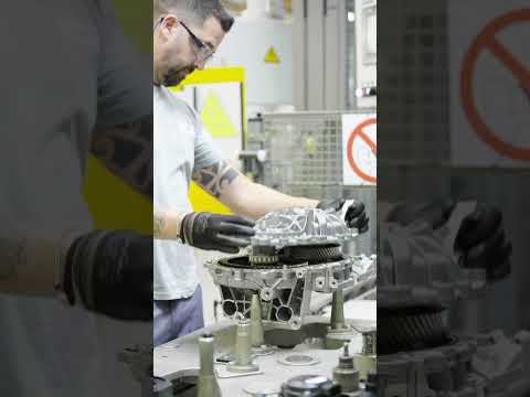 Assembling the reducer of the Renault Megane E-Tech 100% electric! #Shorts ⚙️