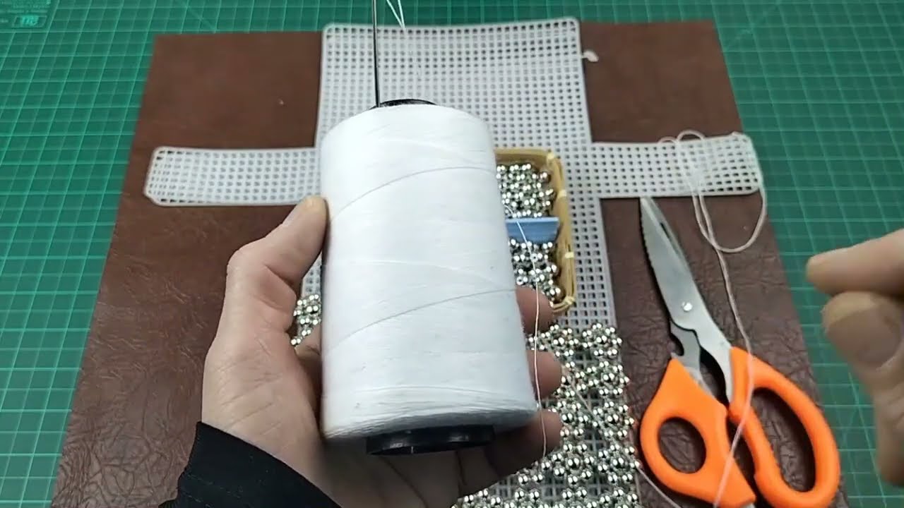 Правильный способ крепления бусин к пластиковой канве 2