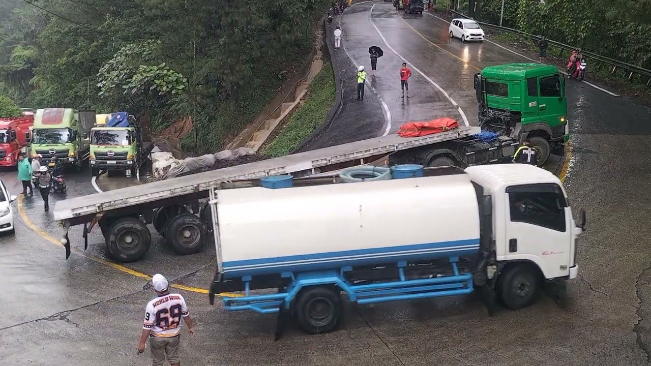 Huge Trailer Gets Stuck After Wrong Turn Calculation – Traffic Chaos! ⚠️