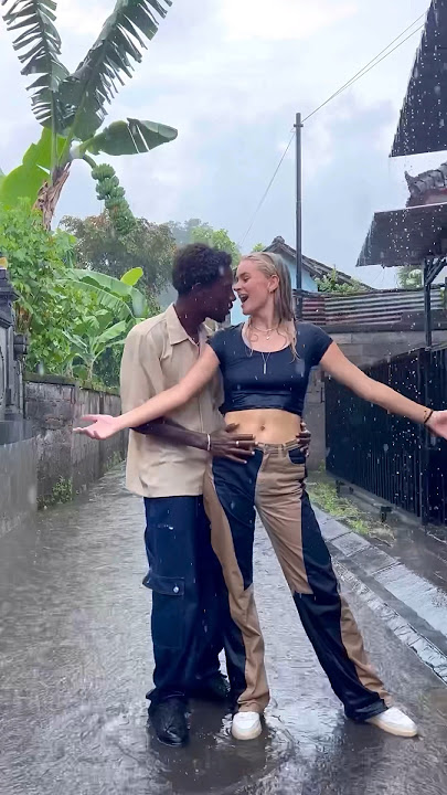 Rainy season is so romantic❤️ #bali #couple #rain #water @jaymondy.