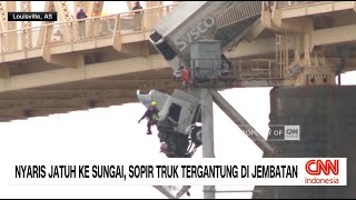 Nyaris Jatuh Ke Sungai, Sopir Truk Tergantung di Jembatan