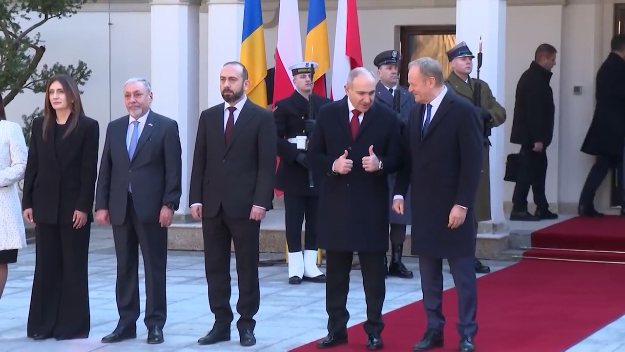 Լեհաստանում հնչում է ՀՀ օրհներգը. Փաշինյանին դիմավորելու արարողությունը