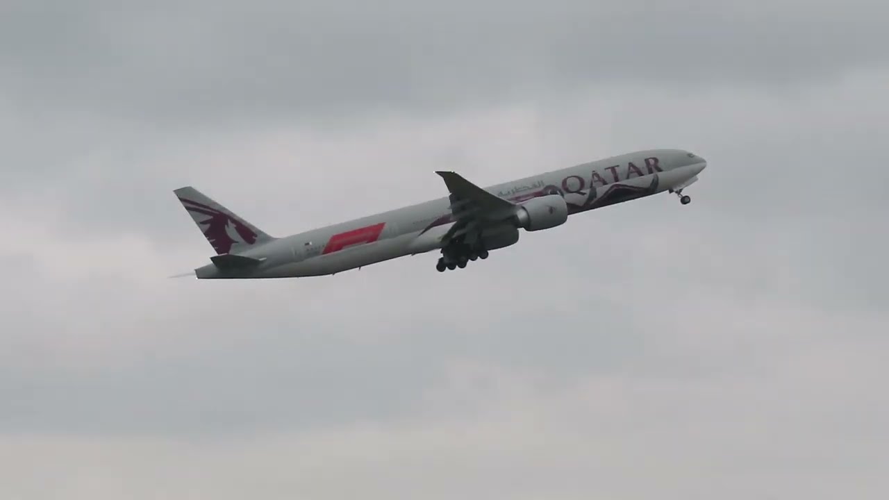 カタール航空 Formula1特別塗装機。成田空港から離陸。777-300
