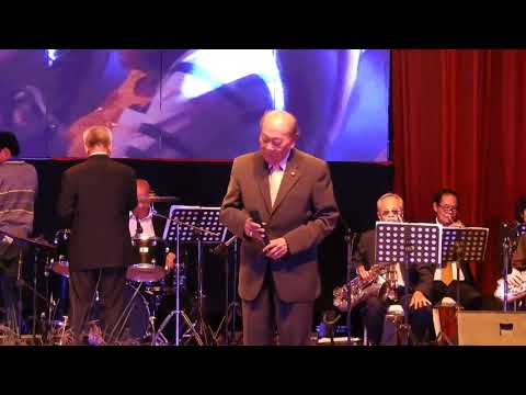 ๑๘.เรืออากาศตรีสุเทพ วงศ์กำแหง ขับร้องเพลง "เกิดมาพึ่งกัน"