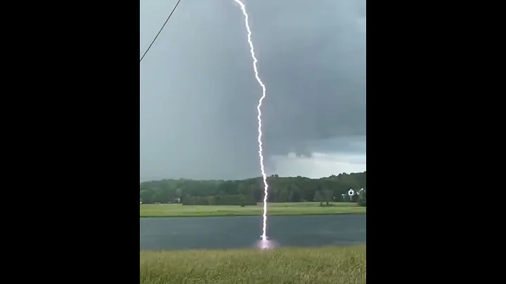 Lightning Strikes water - DayDayNews