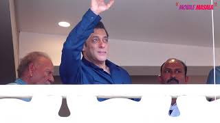 Salman Khan greets his fans from his Galaxy Apartment on Eid Makes the crowd go frenzy!! Watch