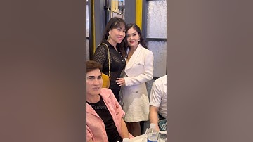 Nsut Trinh Trinh chụp hình cùng mọi người tại buổi tiệc sinh nhật Nsut Kim Tử Long