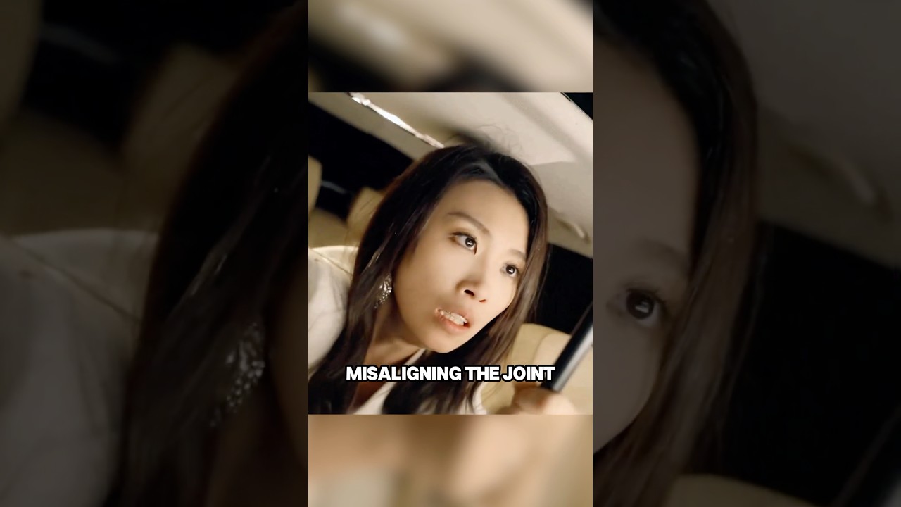 Женщина, погребенная под оползнем, посмотрите, как она выкарабкается. 