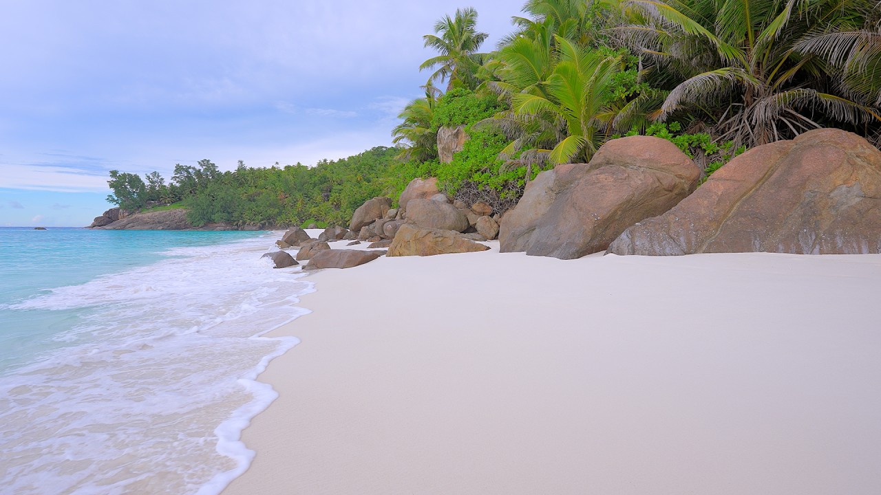 Gentle Waves on The Luxury Beach. Ocean Ambience 4K