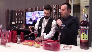 Giovanni Liuzzi prepara un Campari & Seltz a Aperitivi & co. Experience 2018