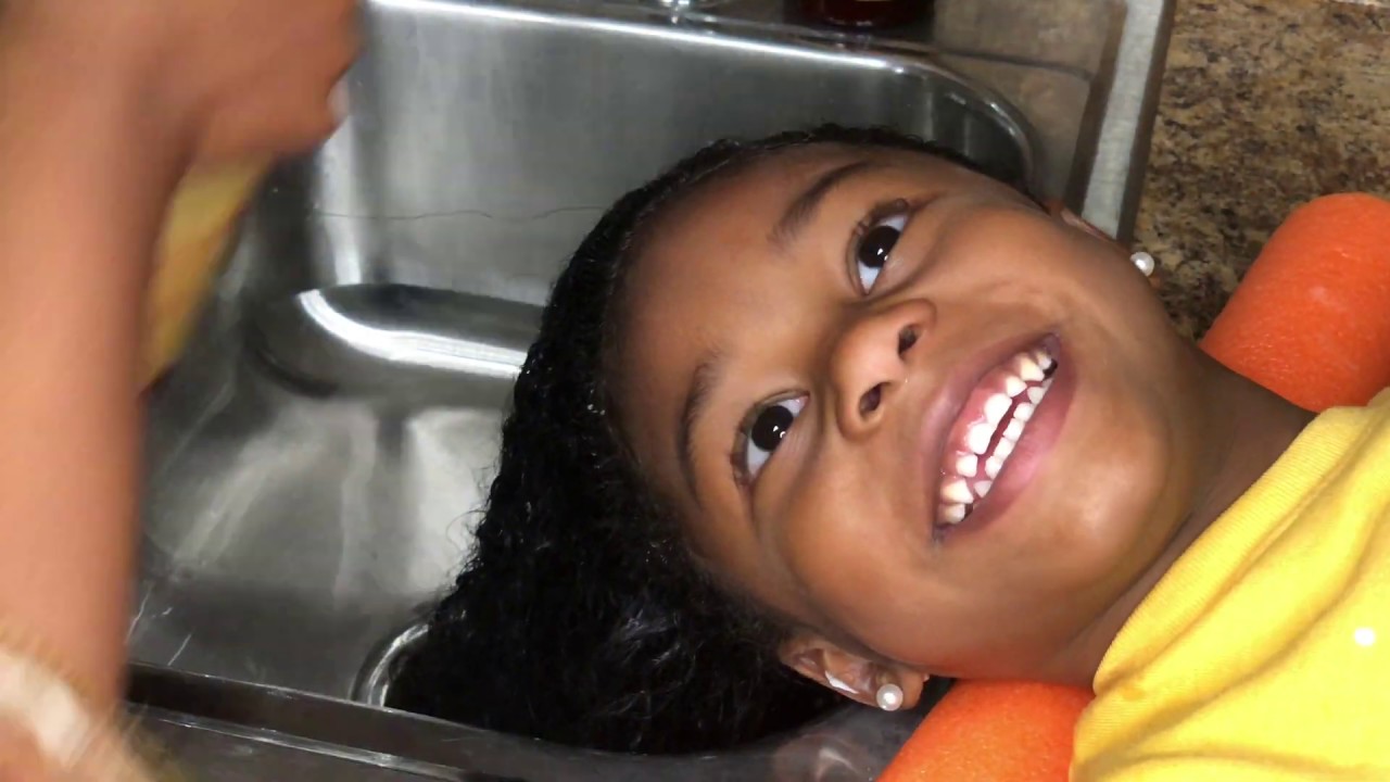 VLOGMAS DAY 14: Toddler Curly Hair Wash Day Routine ...