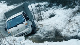 Грузовик KIA BONGO кренит в реке. Кроссоверы SUZUKI VITARA, MERCEDES GLK, VOLVO XC70 буксуют в снегу