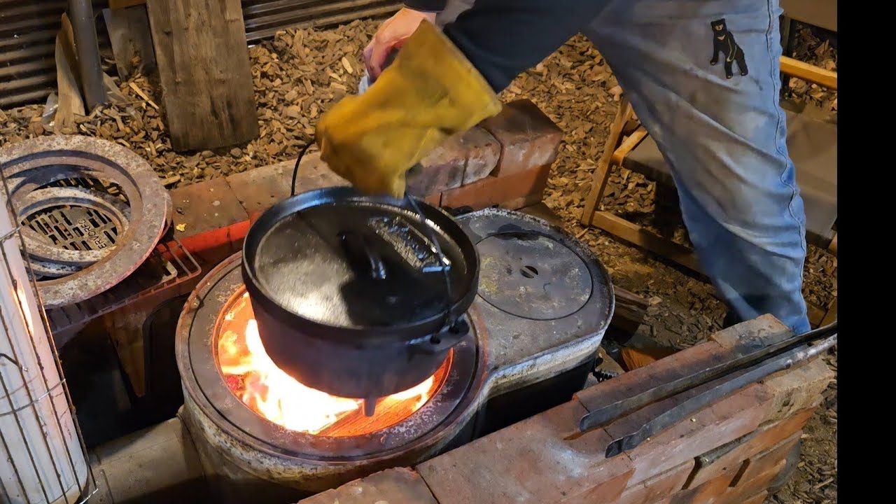 北海道山小屋の薪ストーブ　空腹に染みる回鍋肉、中華包丁とダッチオーブン、塩辛イモ、ここは山ではありません