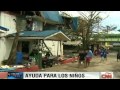 Un hombre cuida a 72 niños del desastre filipino