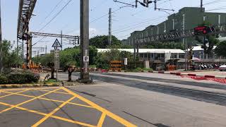 513次莒光號(E219)往潮州通過內壢北的興仁路平交道