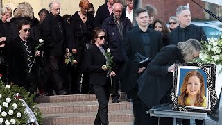 A tragic accident claimed the life of Vicky Leandros. Fans...