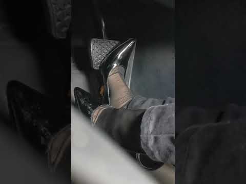 Barefoot + Hose w black heel pedal play/rev