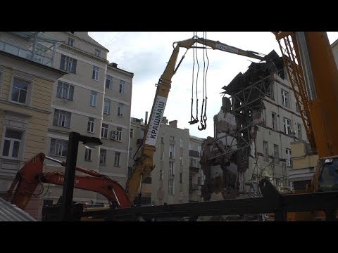 Cat 390D Kocurek TUHD - снос частично обрушившегося здания в Пушкаревом переулке в центре Москвы