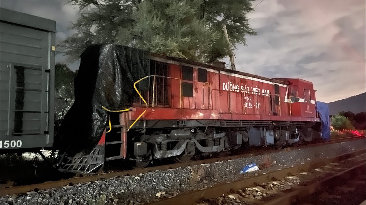 [482] D19E-932: SE29 qua ga Ngã Ba, đầu máy D13E-707 bị tai nạn nằm ...