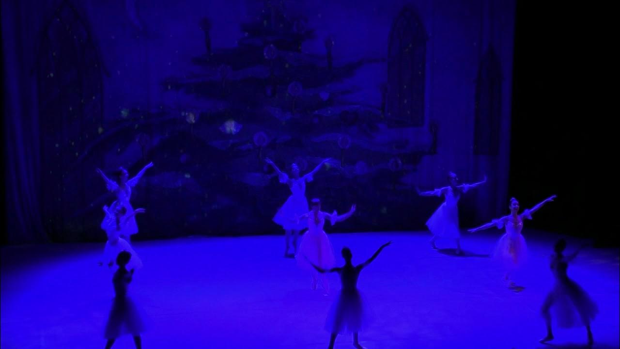 Щелкунчик танец снежинок. Вальс снежных хлопьев чайковский. Чайковский вальс снежинок из балета щелкунчик слушать. Щелкунчик балет большой театр танец снежинок. Вальс снежных хлопьев из балета щелкунчик.