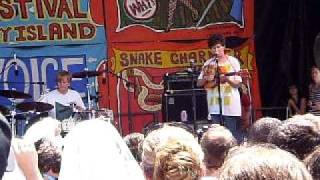 Micachu &amp; The Shapes -  Vulture (Live at Siren Fest 2009 in Coney Island)