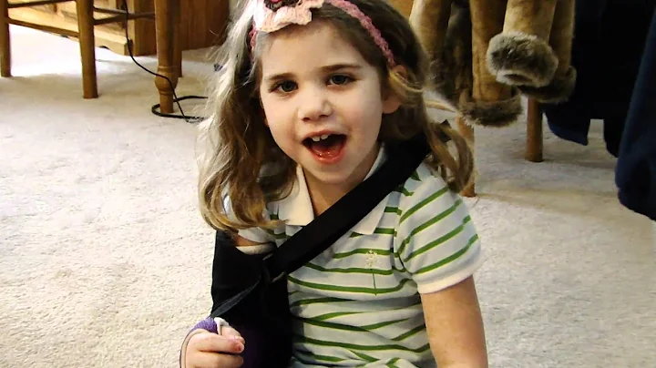 Taryn tells how she broke her arm.MP4