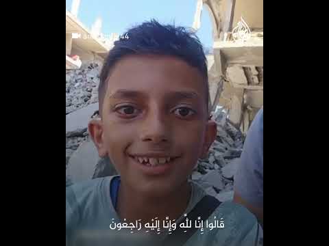 طفل يتلو آيات من القرآن وسط الركام بشمال غزة