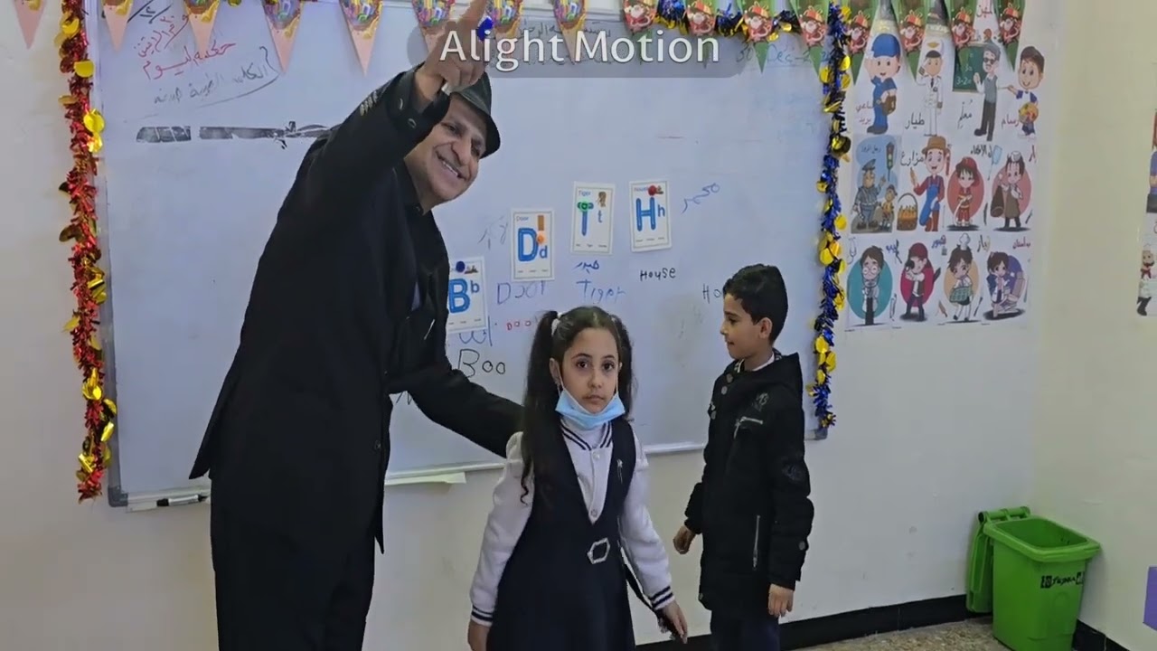 درس اللغه الانكليزيه للأستاذ صلاح الخفاجي في المدرسه 