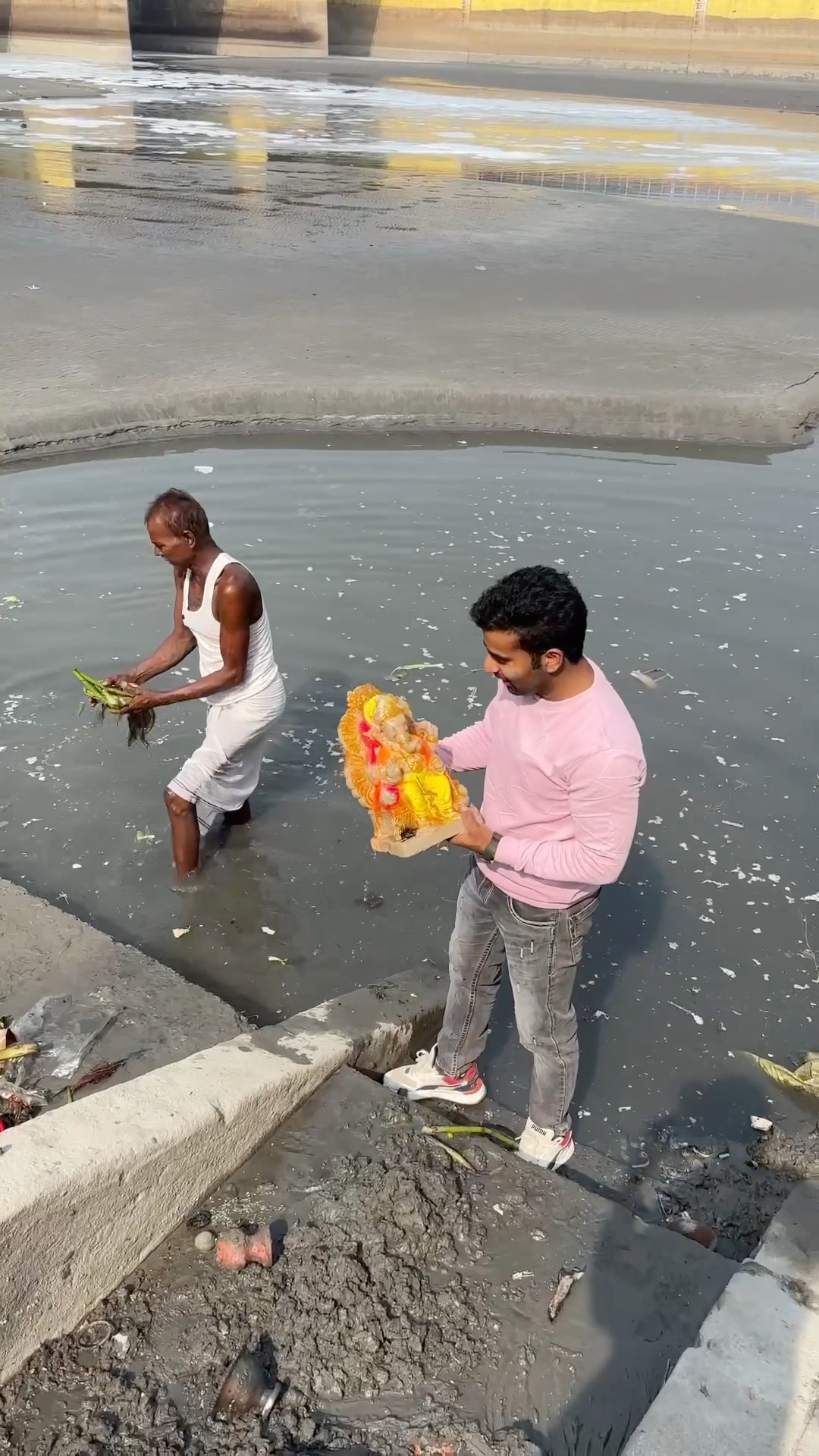 दिल जीत लिया अंकल ने ???#humanity #respect #helping #trending #viralvideo