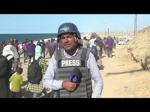 مراسل الجزيرة أشرف أبو عمرة يخلع خوذة ودرع الصحفيين مع بدء وقف إطلاق النار بعد عامين من الحرب