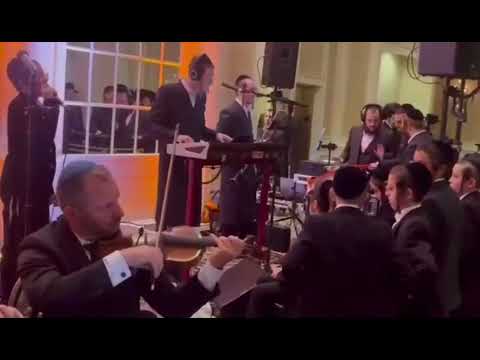 ילד הפלא בנצי קלצקין עם הקלידן לוי לעסין בביצועים מרגשים