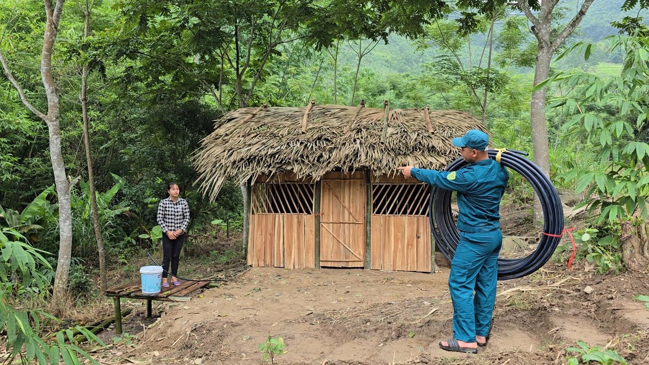 бездомная девочка: первое веселье с добрым полицейским Намом в маленьком домике в лесу