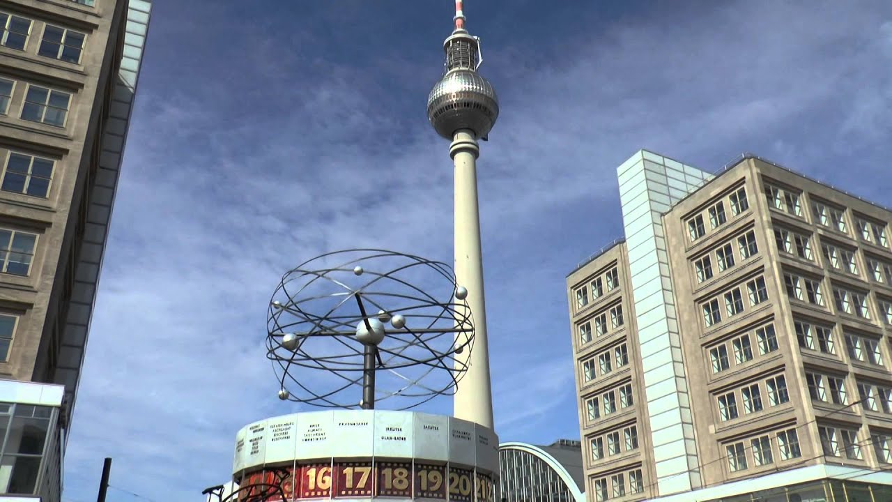 DIE URANIA-WELTZEITUHR AM ALEXANDERPLATZ UND DER ...