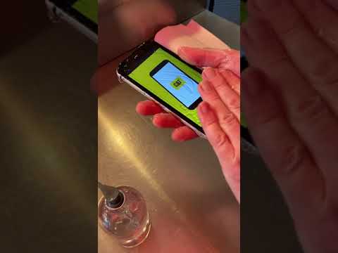 Como limpiar tu teléfono Cat - Limpie con desinfectante de manos