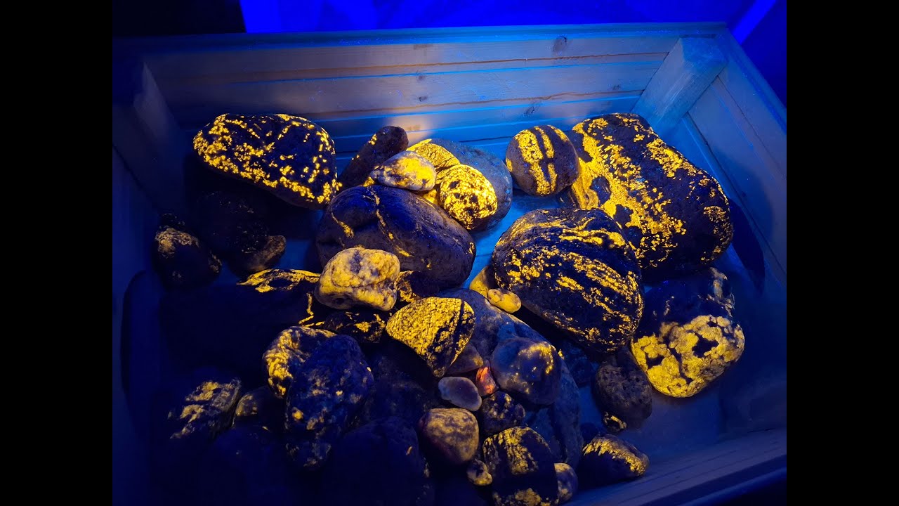 Поиск минералов с ультрафиолетовым фонарём. Содалит.