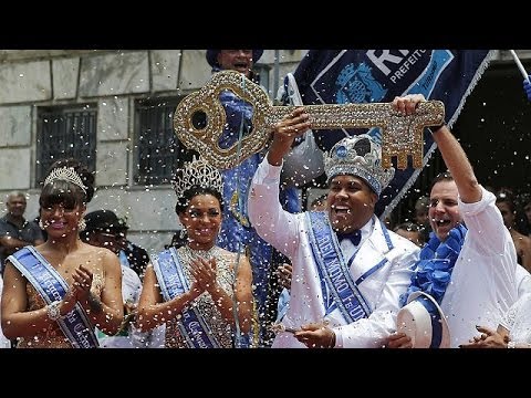 الموسيقى والرقص يغمران شوارع ريو دي جاينرو مع انطلاق الكرنفال