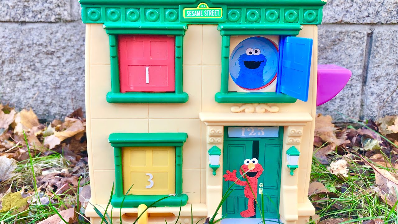 SESAME STREET PLAYSKOOL Pop Up Talking Elmo Toy Apartment Building Hide
