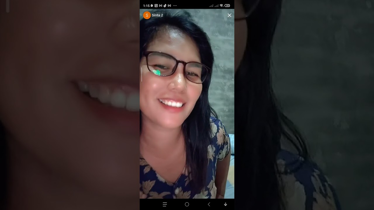 host tiktok rela buka kancing. tante Sinta nih tampleng nih bos.